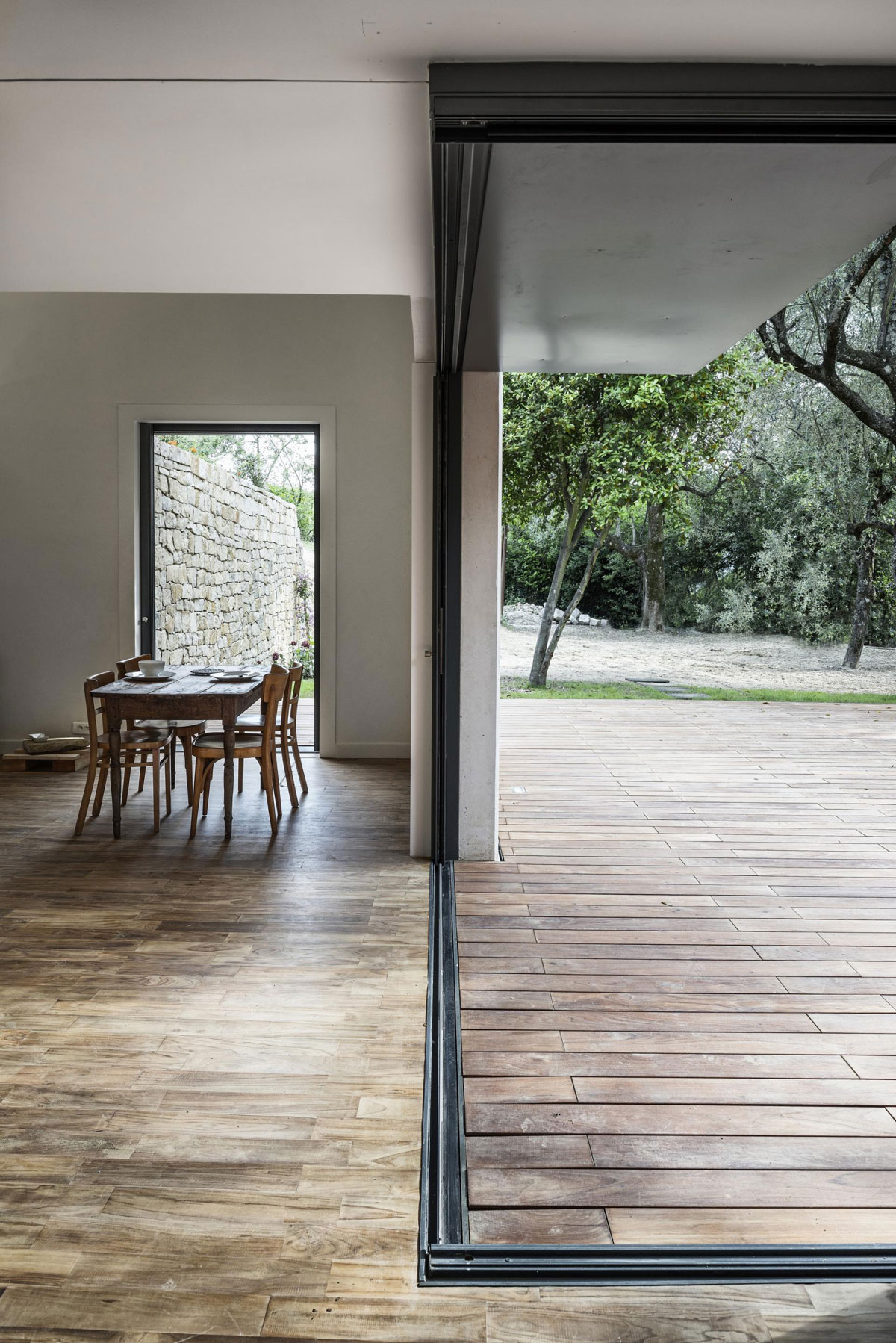 A Luminous and Elegant Contemporary Rural Home in Sclos de Contes, France by Cyril Chenebeau Architecte (17)