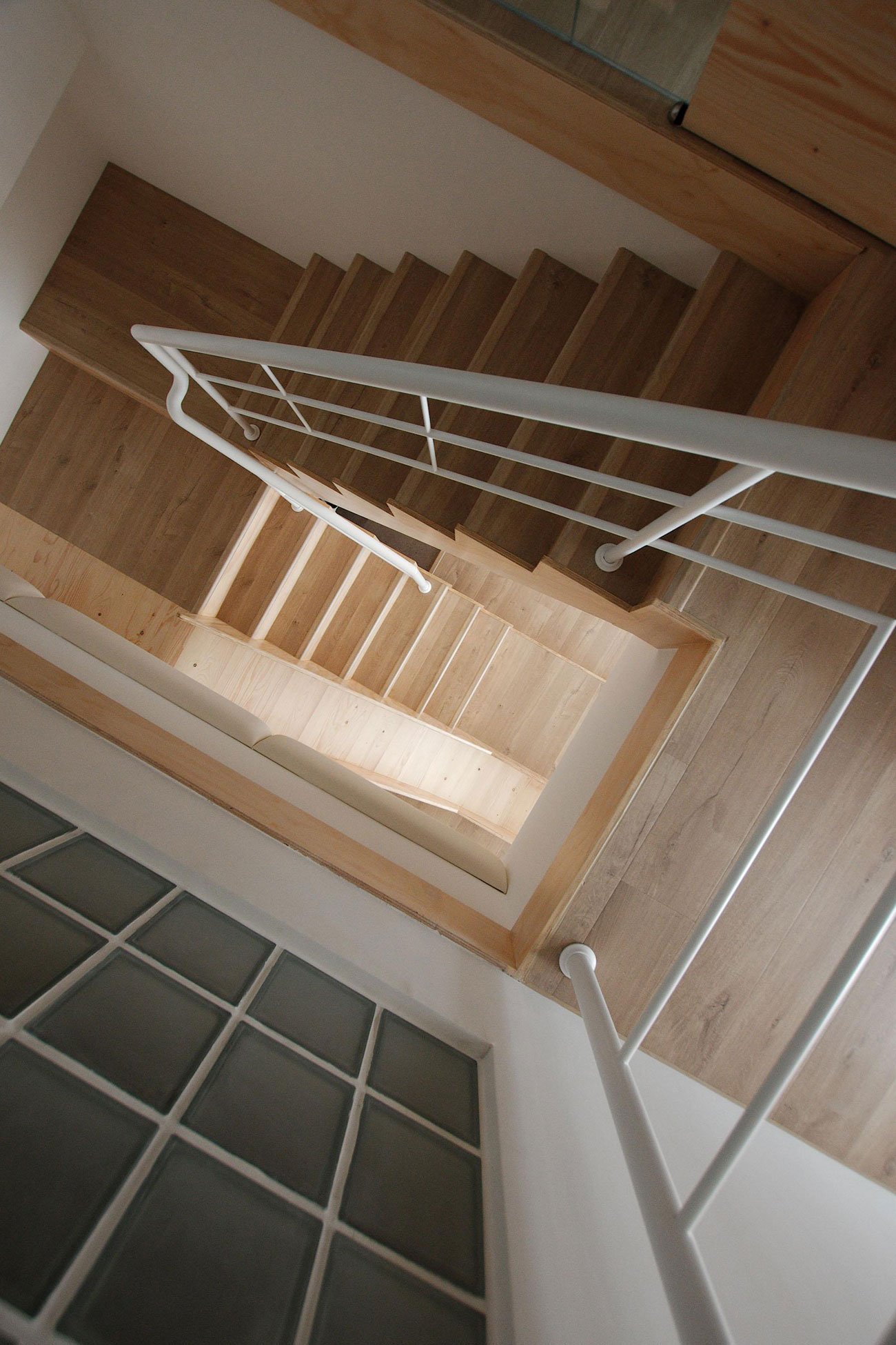 A Luminous and Fancy Contemporary Apartment in Zhubei City, Taiwan by Phase6 (10)