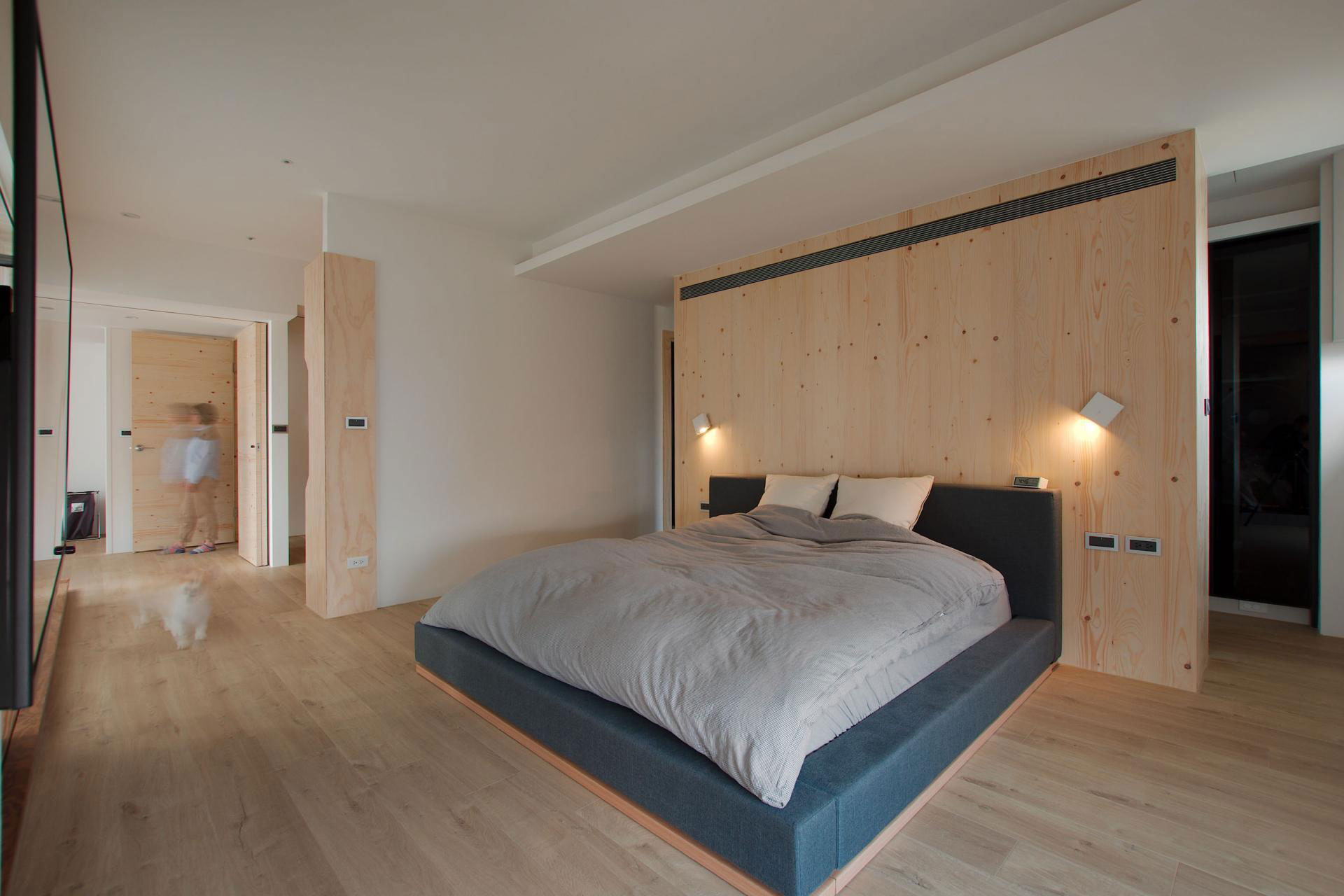 A Luminous and Fancy Contemporary Apartment in Zhubei City, Taiwan by Phase6 (14)