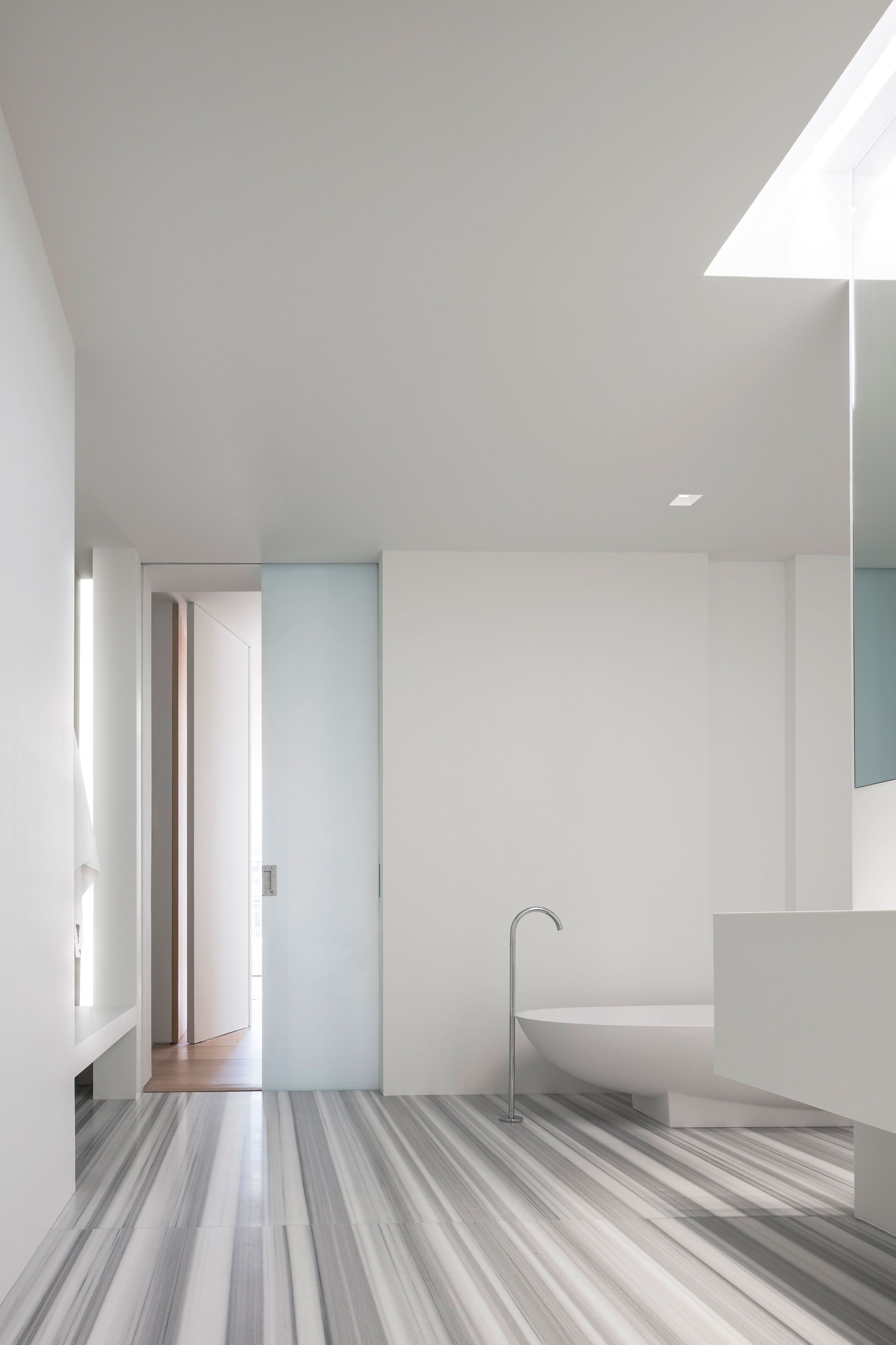 A Luminous and Functional Tribeca Loft for a Photographer Full of Natural Light by Desai Chia Architecture (6)