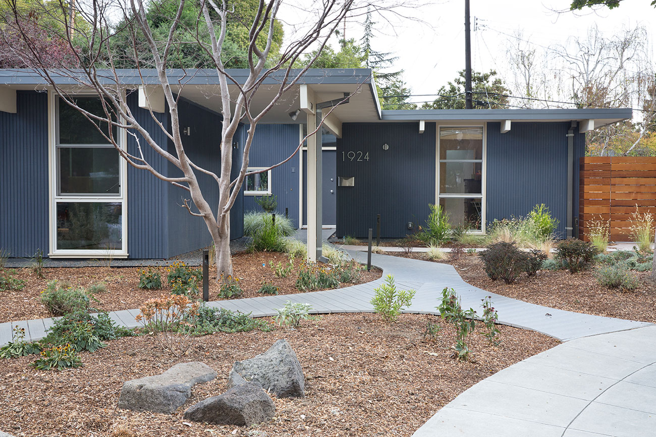 A Luminous and Mid-Century Eichler Home in Palo Alto, California by Klopf Architecture (1)