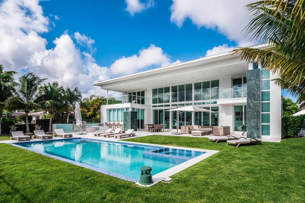 A Luxurious and Sunny Contemporary House in Hallandale Beach by Enrique Feldman (1)