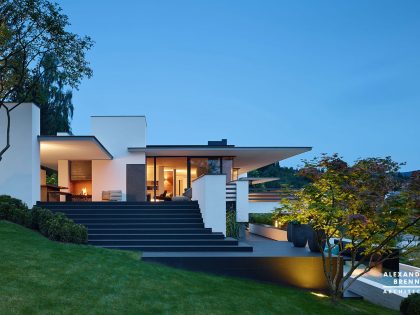 A Magnificent Contemporary Home Framed by Low Walls in Reutlingen, Germany by Alexander Brenner Architects (15)