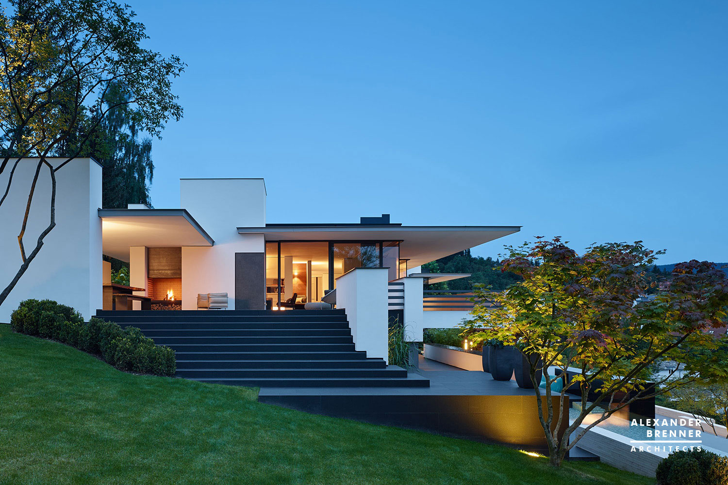 A Magnificent Contemporary Home Framed by Low Walls in Reutlingen, Germany by Alexander Brenner Architects (15)
