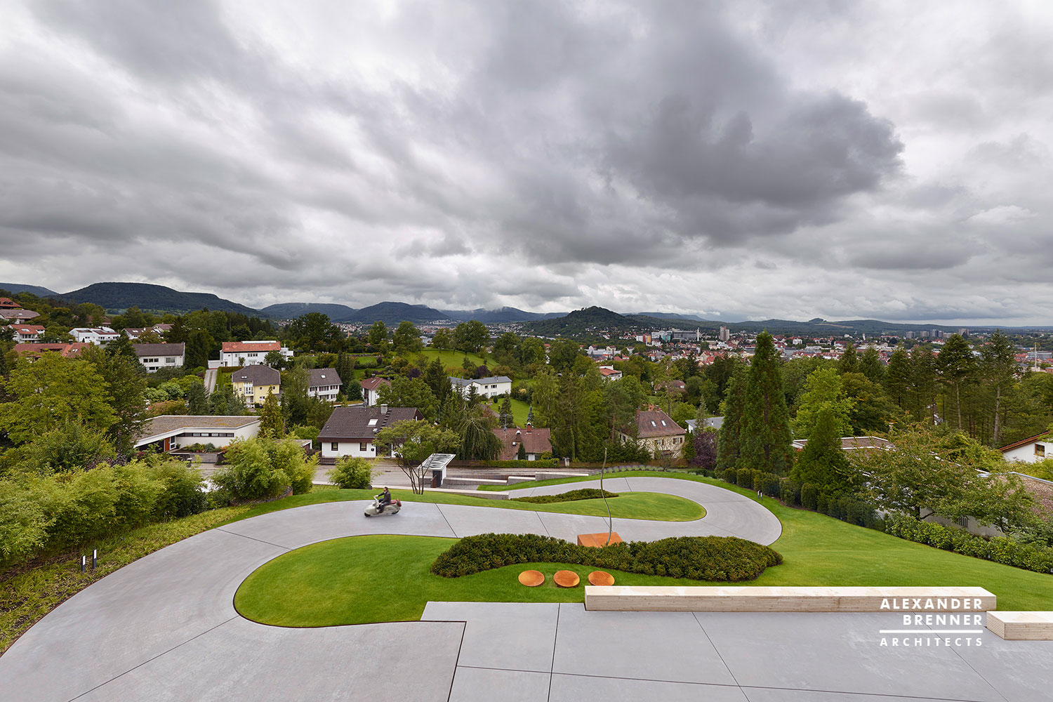 A Magnificent Contemporary Home Framed by Low Walls in Reutlingen, Germany by Alexander Brenner Architects (2)