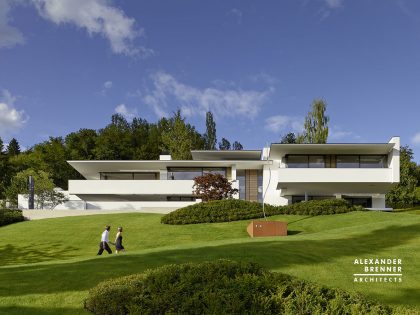 A Magnificent Contemporary Home Framed by Low Walls in Reutlingen, Germany by Alexander Brenner Architects (3)