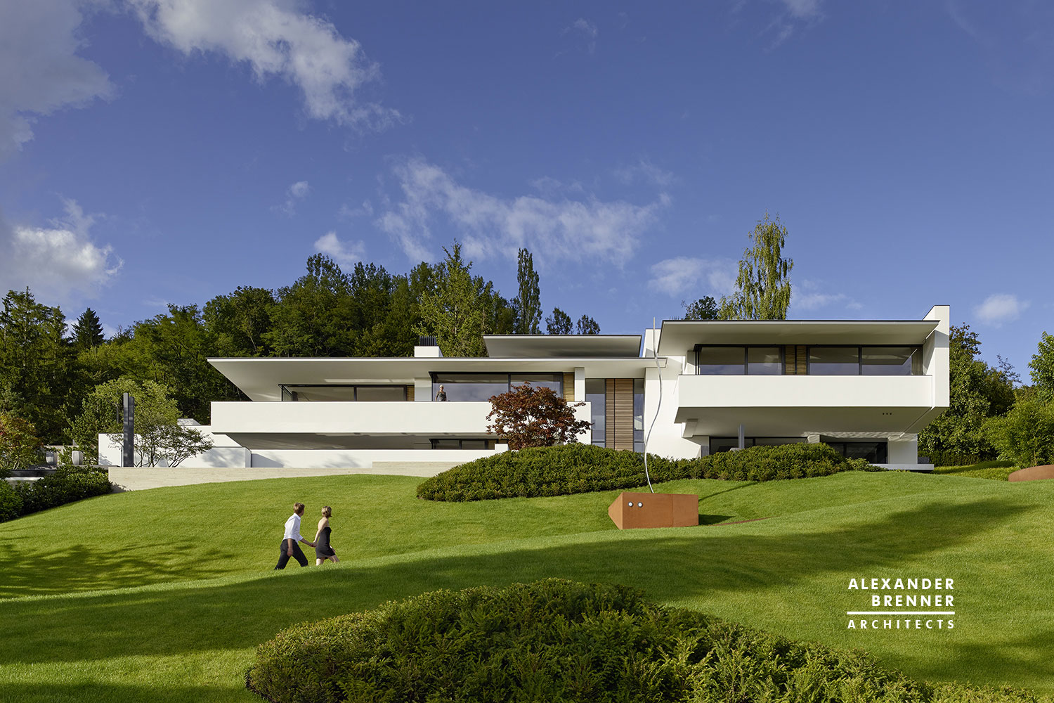 A Magnificent Contemporary Home Framed by Low Walls in Reutlingen, Germany by Alexander Brenner Architects (3)