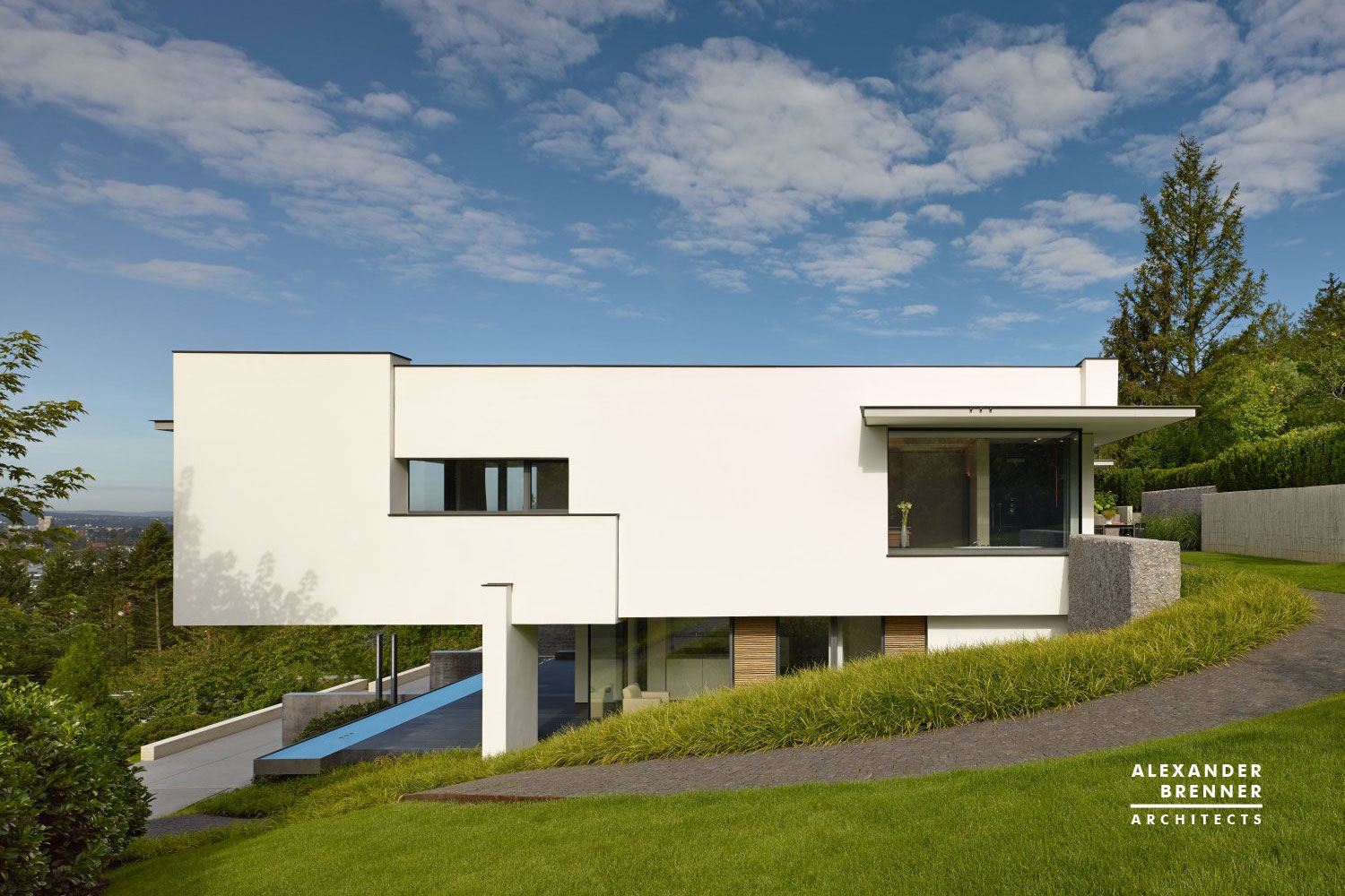 A Magnificent Contemporary Home Framed by Low Walls in Reutlingen, Germany by Alexander Brenner Architects (4)