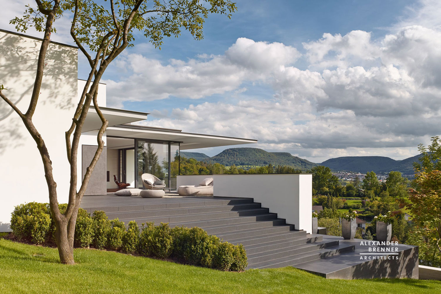 A Magnificent Contemporary Home Framed by Low Walls in Reutlingen, Germany by Alexander Brenner Architects (5)