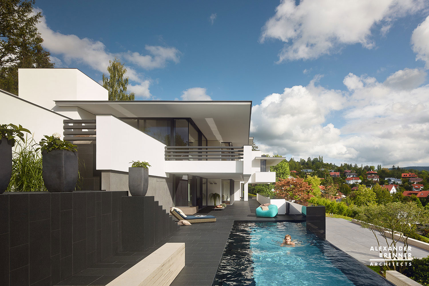 A Magnificent Contemporary Home Framed by Low Walls in Reutlingen, Germany by Alexander Brenner Architects (6)