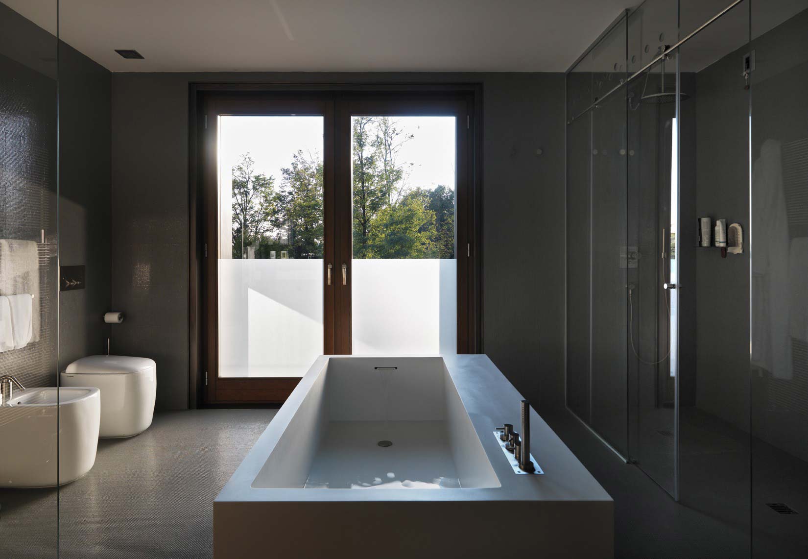 A Marvelous Contemporary House with Indoor Pool and Beautiful Style in Como, Italy by Arkham (18)