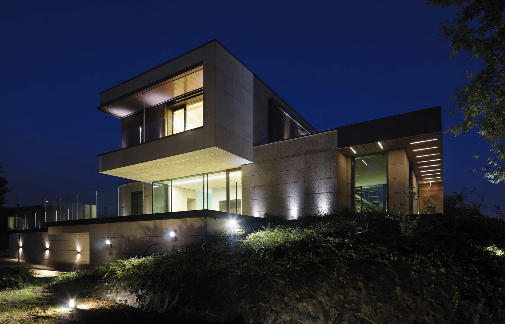 A Marvelous Contemporary House with Indoor Pool and Beautiful Style in Como, Italy by Arkham (21)