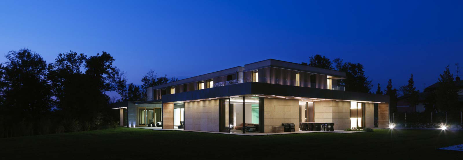 A Marvelous Contemporary House with Indoor Pool and Beautiful Style in Como, Italy by Arkham (23)