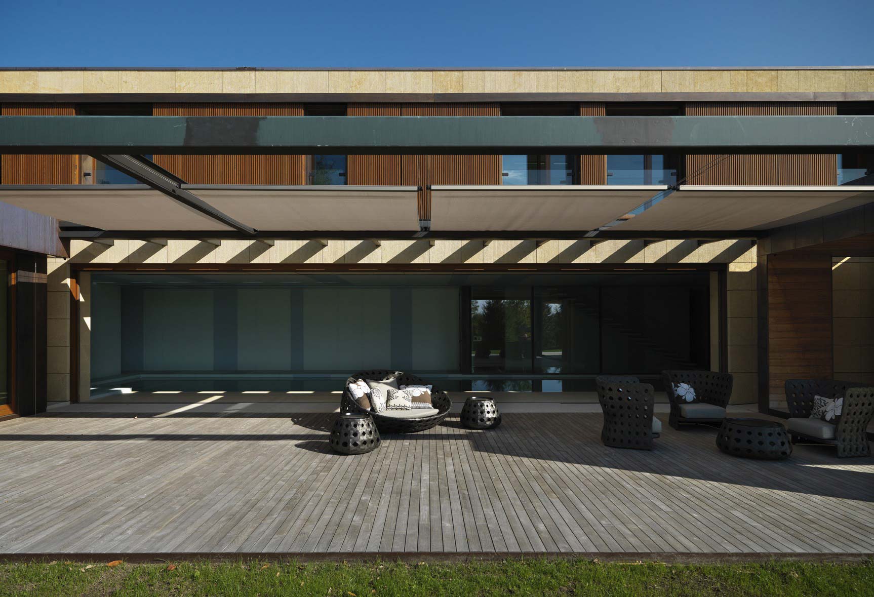 A Marvelous Contemporary House with Indoor Pool and Beautiful Style in Como, Italy by Arkham (6)