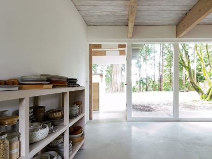 A Mid-Century Mountain House with Open and Light Interiors in North Vancouver by Scott & Scott Architects (7)