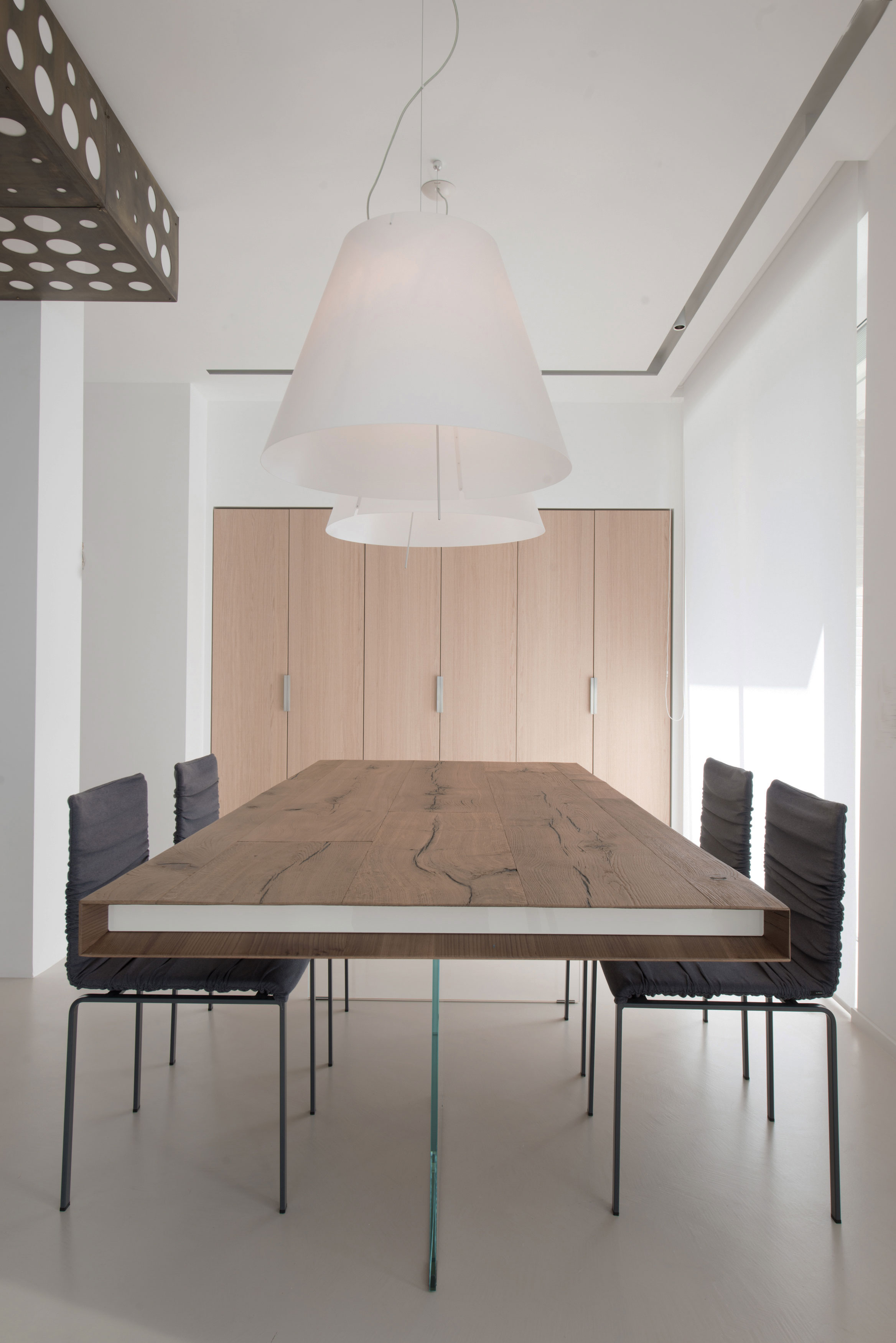 A Minimalist Two-Story House Framed by a Transparent Glass Barrier in Gubbio, Italy by MENICHETTI+CALDARELLI (15)