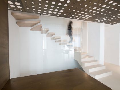 A Minimalist Two-Story House Framed by a Transparent Glass Barrier in Gubbio, Italy by MENICHETTI+CALDARELLI (17)