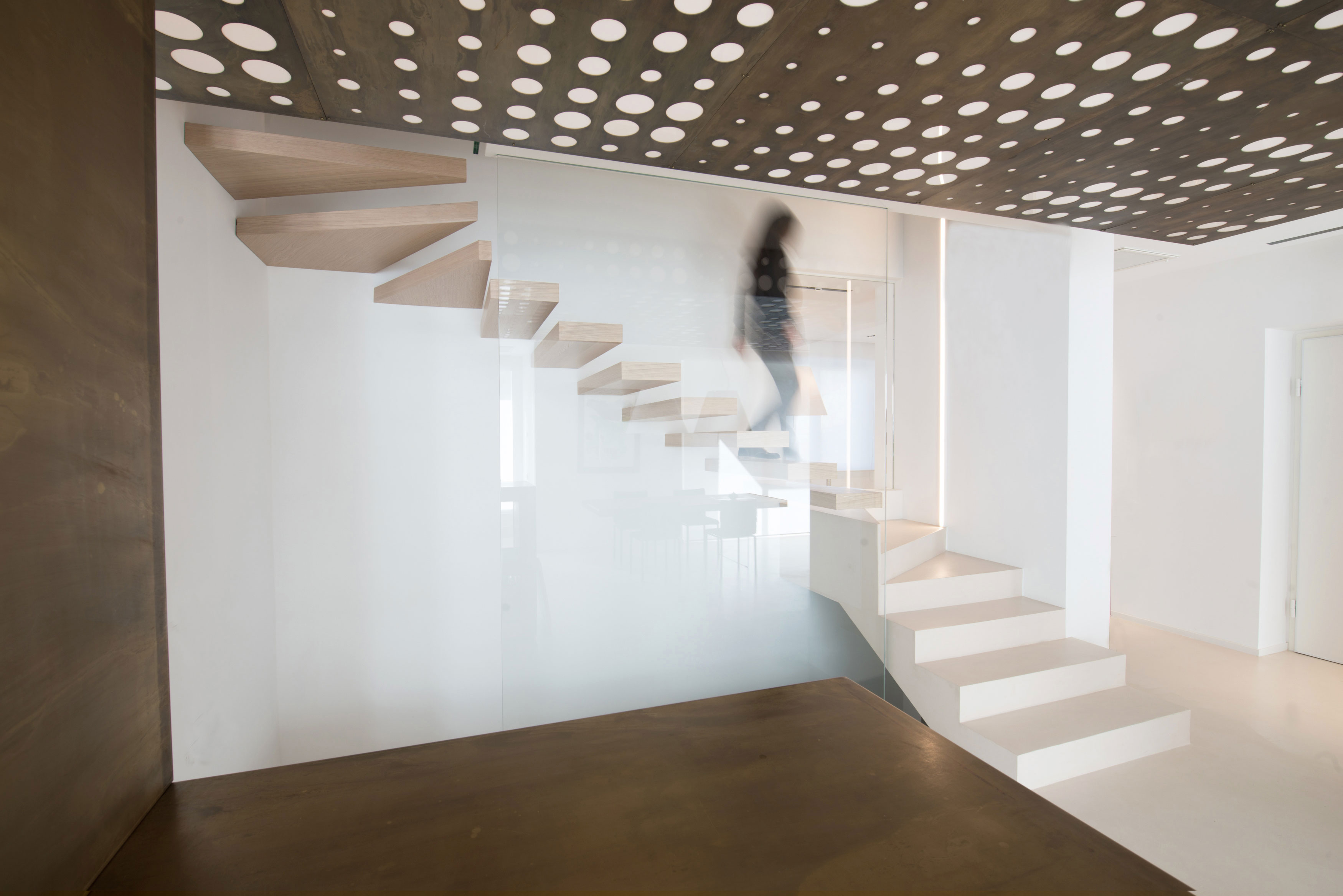 A Minimalist Two-Story House Framed by a Transparent Glass Barrier in Gubbio, Italy by MENICHETTI+CALDARELLI (17)