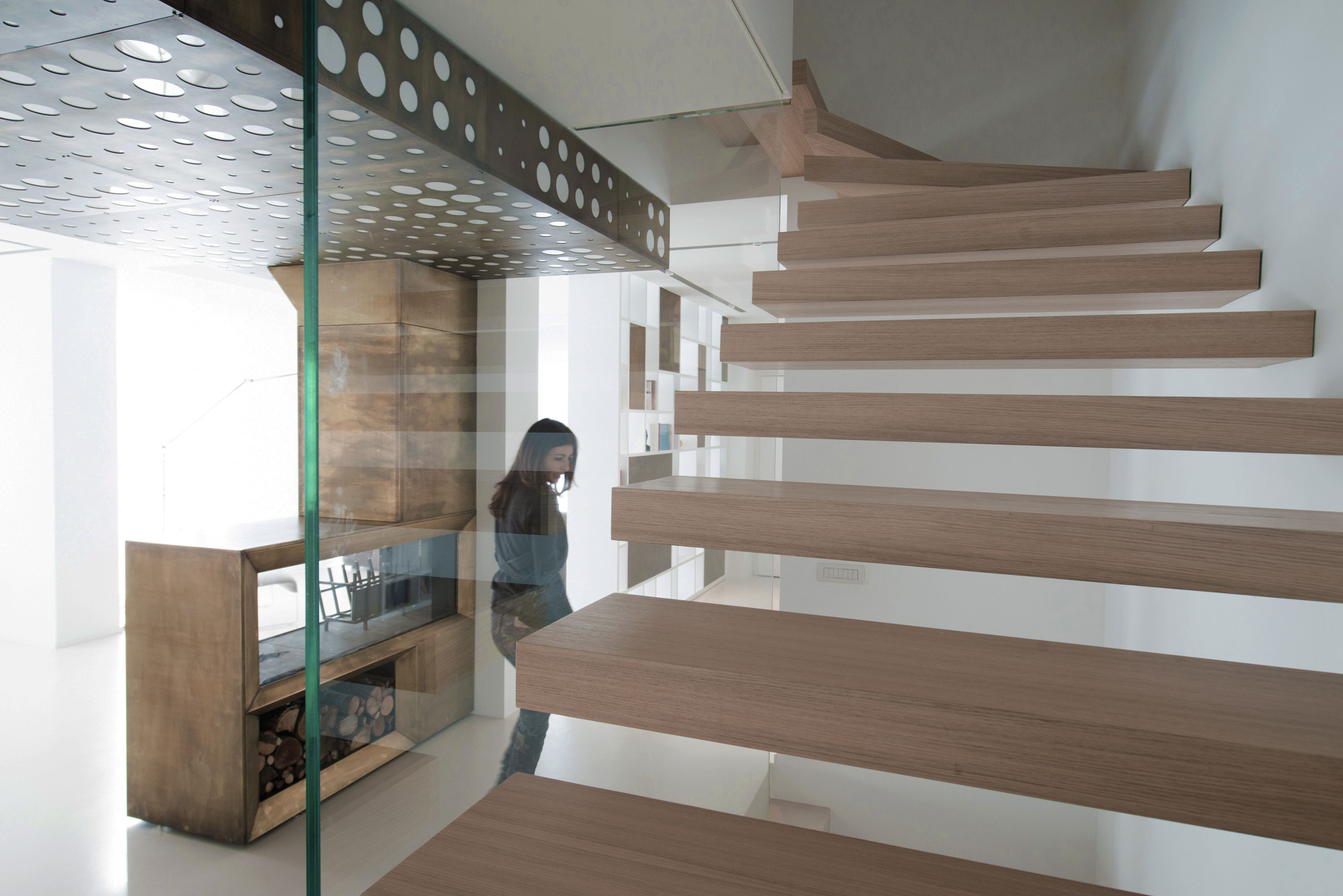 A Minimalist Two-Story House Framed by a Transparent Glass Barrier in Gubbio, Italy by MENICHETTI+CALDARELLI (18)