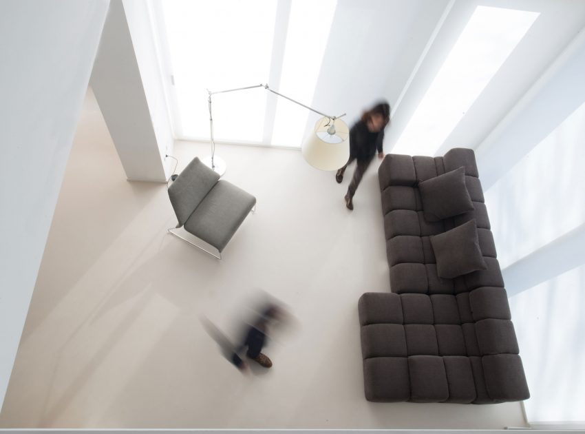 A Minimalist Two-Story House Framed by a Transparent Glass Barrier in Gubbio, Italy by MENICHETTI+CALDARELLI (2)