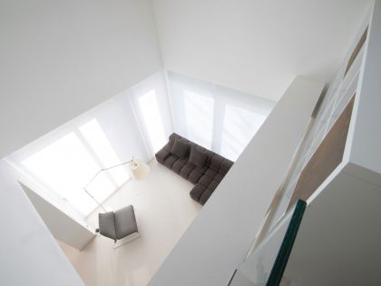 A Minimalist Two-Story House Framed by a Transparent Glass Barrier in Gubbio, Italy by MENICHETTI+CALDARELLI (21)