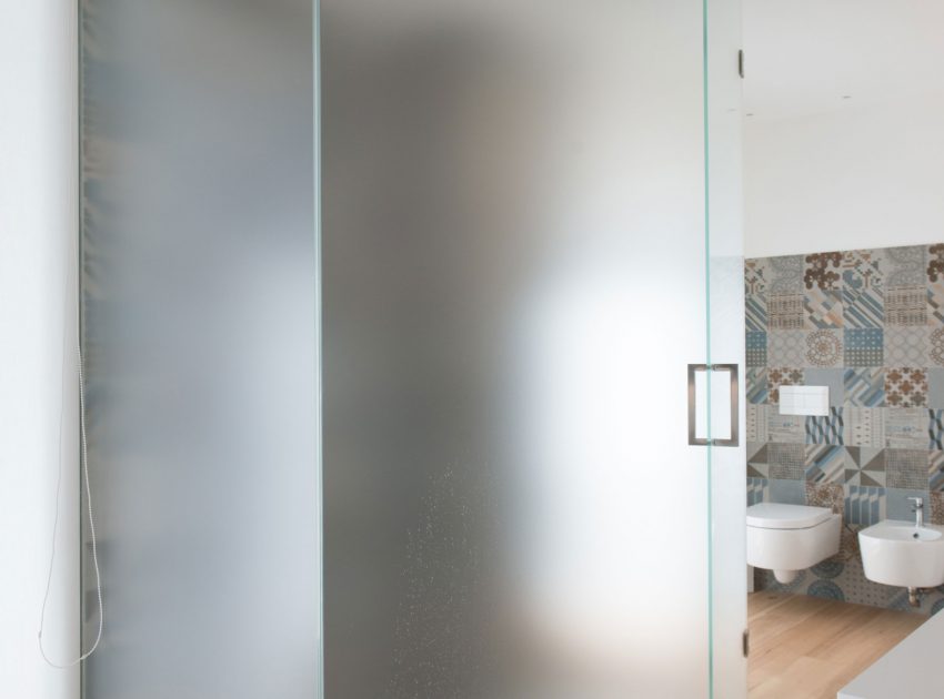 A Minimalist Two-Story House Framed by a Transparent Glass Barrier in Gubbio, Italy by MENICHETTI+CALDARELLI (24)