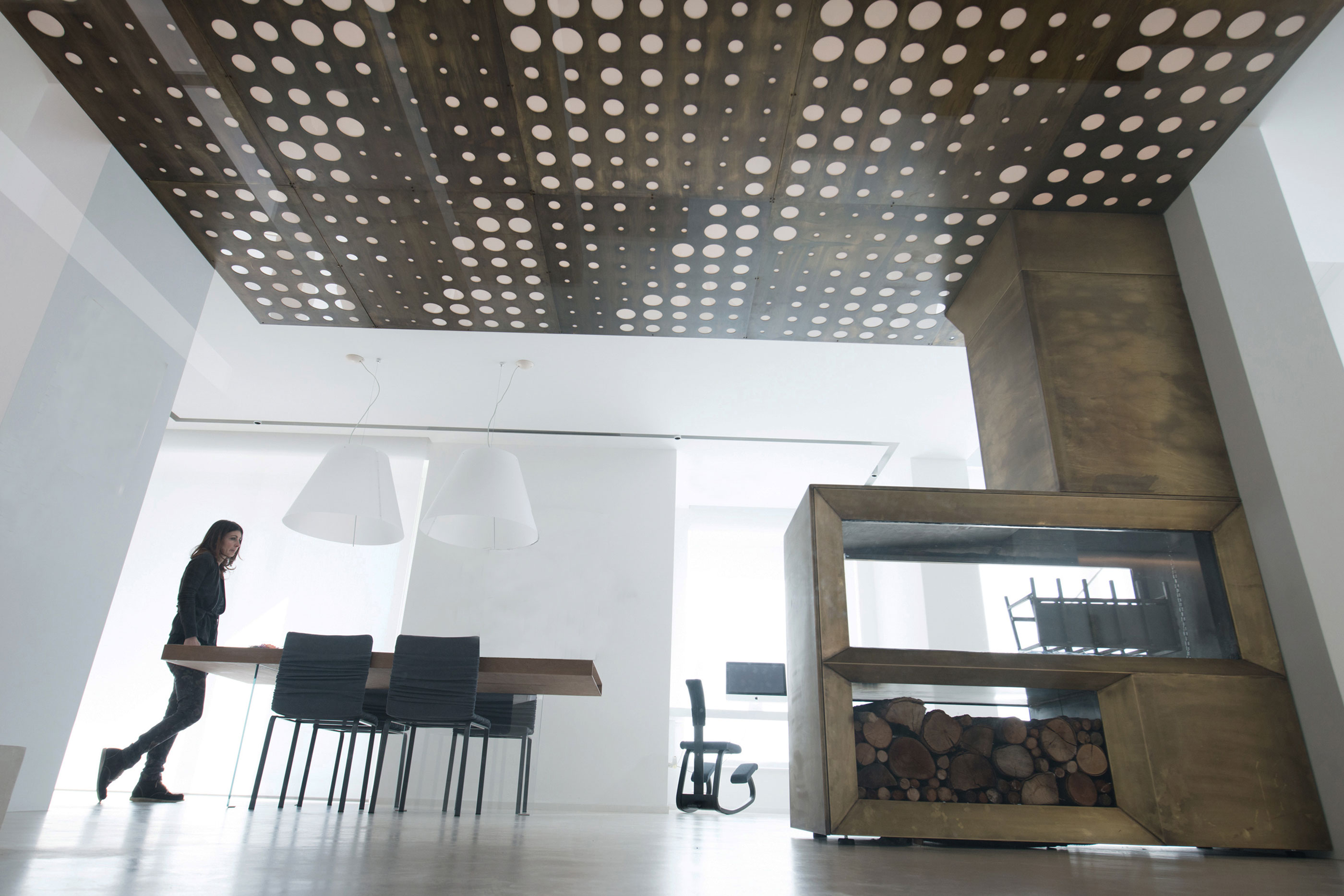 A Minimalist Two-Story House Framed by a Transparent Glass Barrier in Gubbio, Italy by MENICHETTI+CALDARELLI (8)