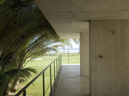 A Modern Concrete Beach House Surrounded by a Lush Green Expanse of Guerrero, Mexico by PAUL CREMOUX studio (13)