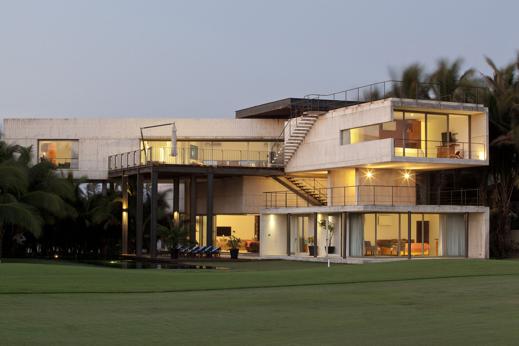 A Modern Concrete Beach House Surrounded by a Lush Green Expanse of Guerrero, Mexico by PAUL CREMOUX studio (15)
