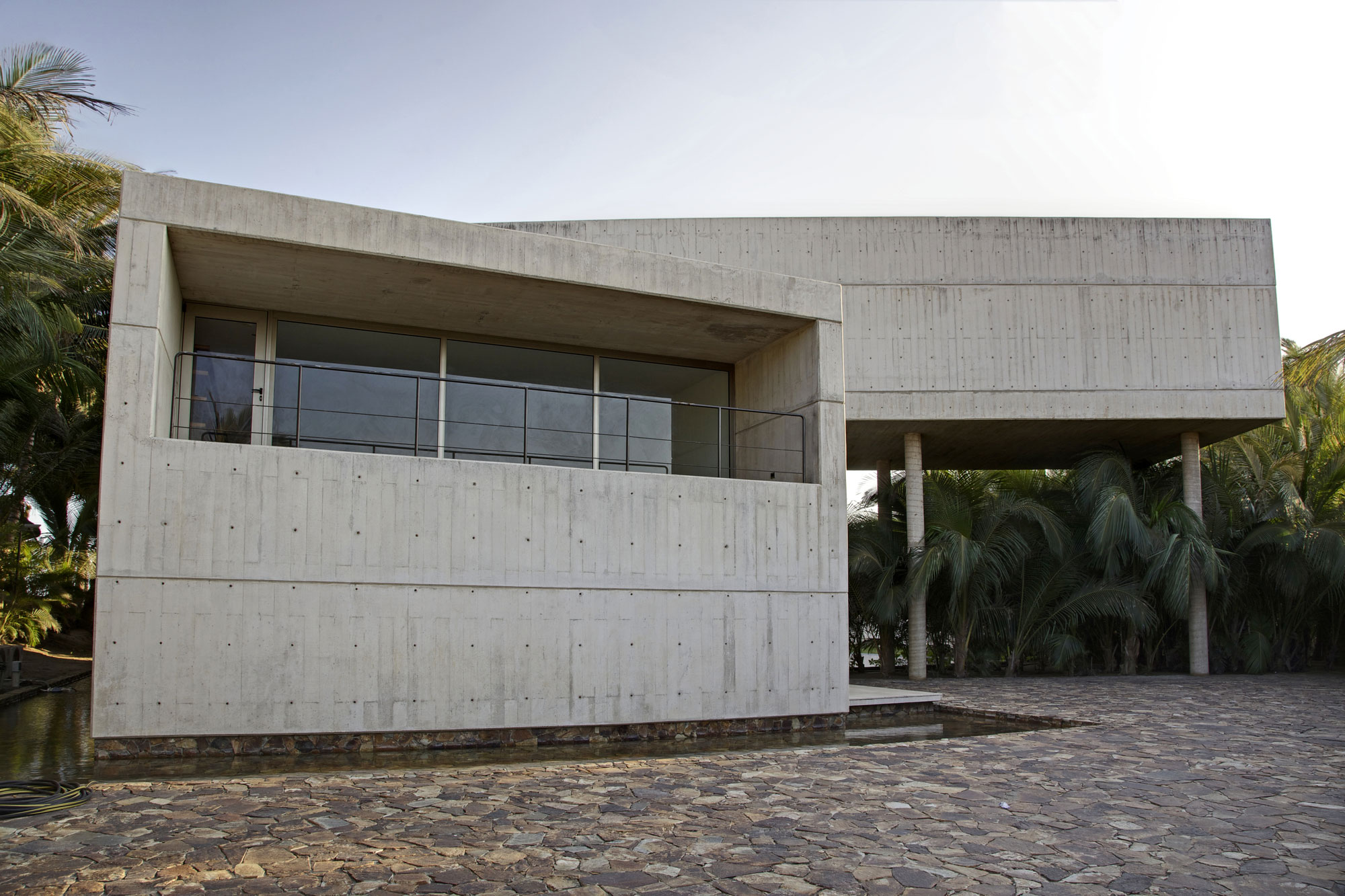 A Modern Concrete Beach House Surrounded by a Lush Green Expanse of Guerrero, Mexico by PAUL CREMOUX studio (3)