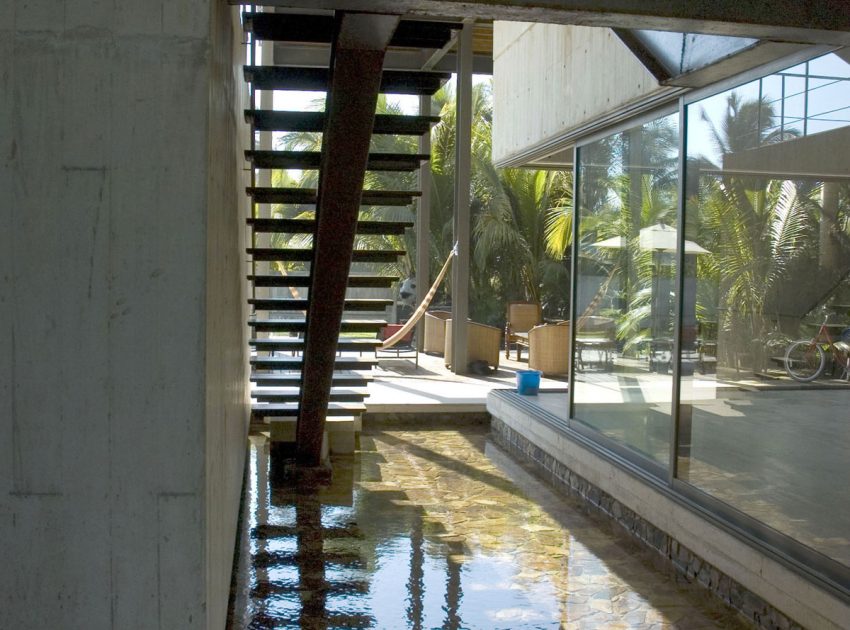 A Modern Concrete Beach House Surrounded by a Lush Green Expanse of Guerrero, Mexico by PAUL CREMOUX studio (8)