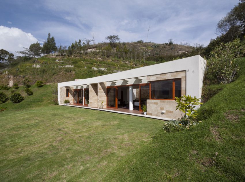 A Modern Concrete House Surrounded by a Green Roof and Basement Level in Guayllabamba, Ecuador by AR+C (3)