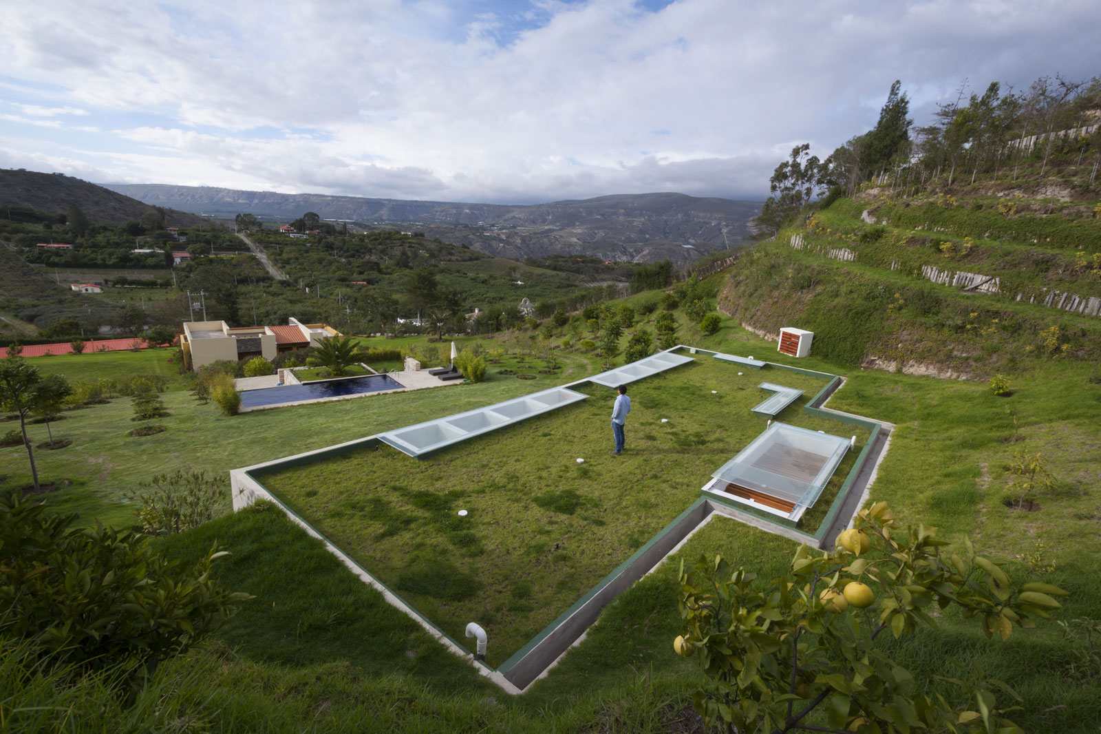 A Modern Concrete House Surrounded by a Green Roof and Basement Level in Guayllabamba, Ecuador by AR+C (4)