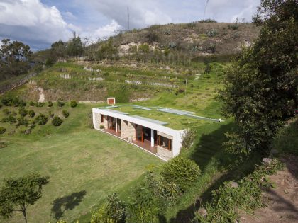 A Modern Concrete House Surrounded by a Green Roof and Basement Level in Guayllabamba, Ecuador by AR+C (5)