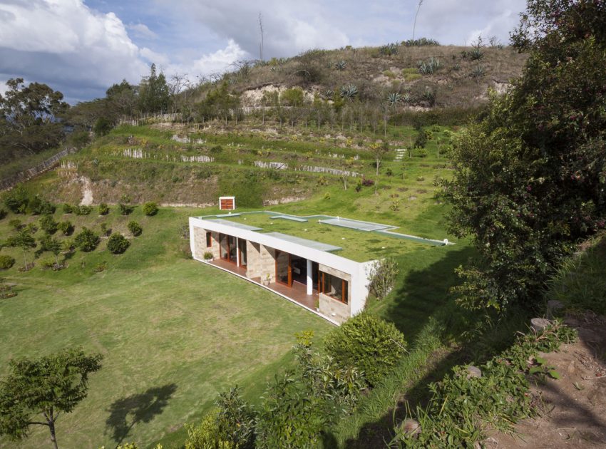 A Modern Concrete House Surrounded by a Green Roof and Basement Level in Guayllabamba, Ecuador by AR+C (5)