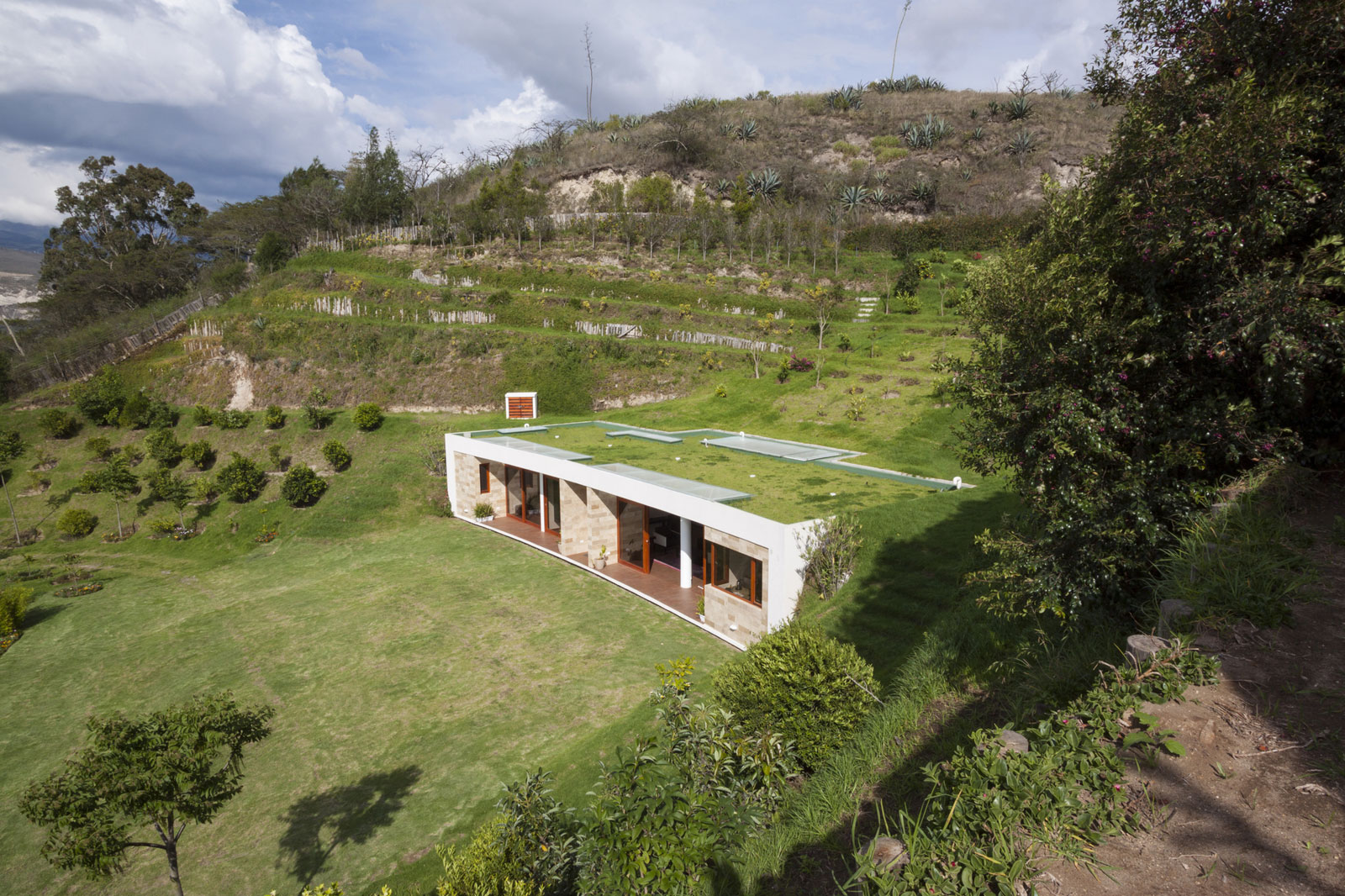 A Modern Concrete House Surrounded by a Green Roof and Basement Level in Guayllabamba, Ecuador by AR+C (5)
