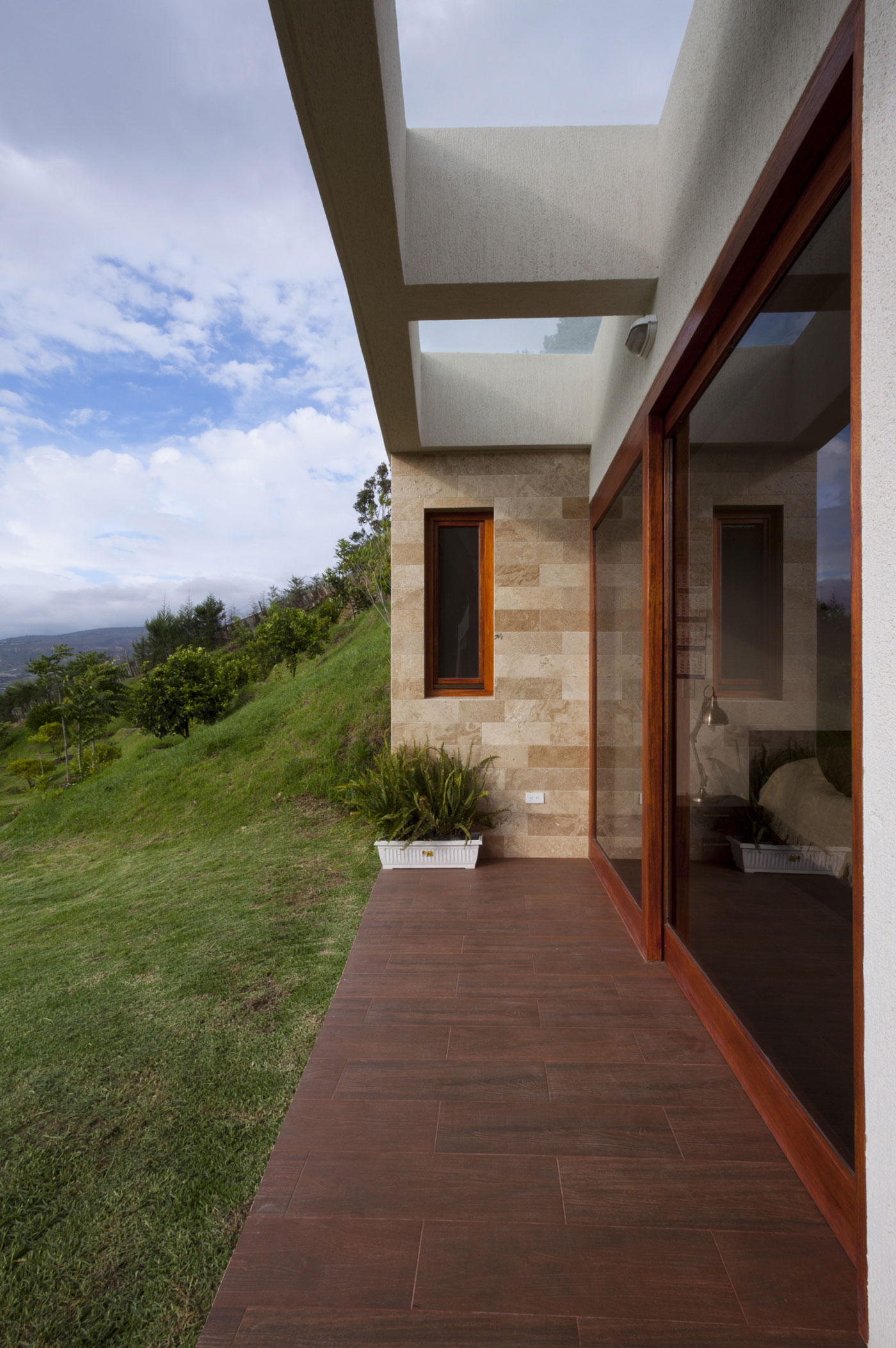 A Modern Concrete House Surrounded by a Green Roof and Basement Level in Guayllabamba, Ecuador by AR+C (6)