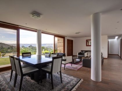 A Modern Concrete House Surrounded by a Green Roof and Basement Level in Guayllabamba, Ecuador by AR+C (7)