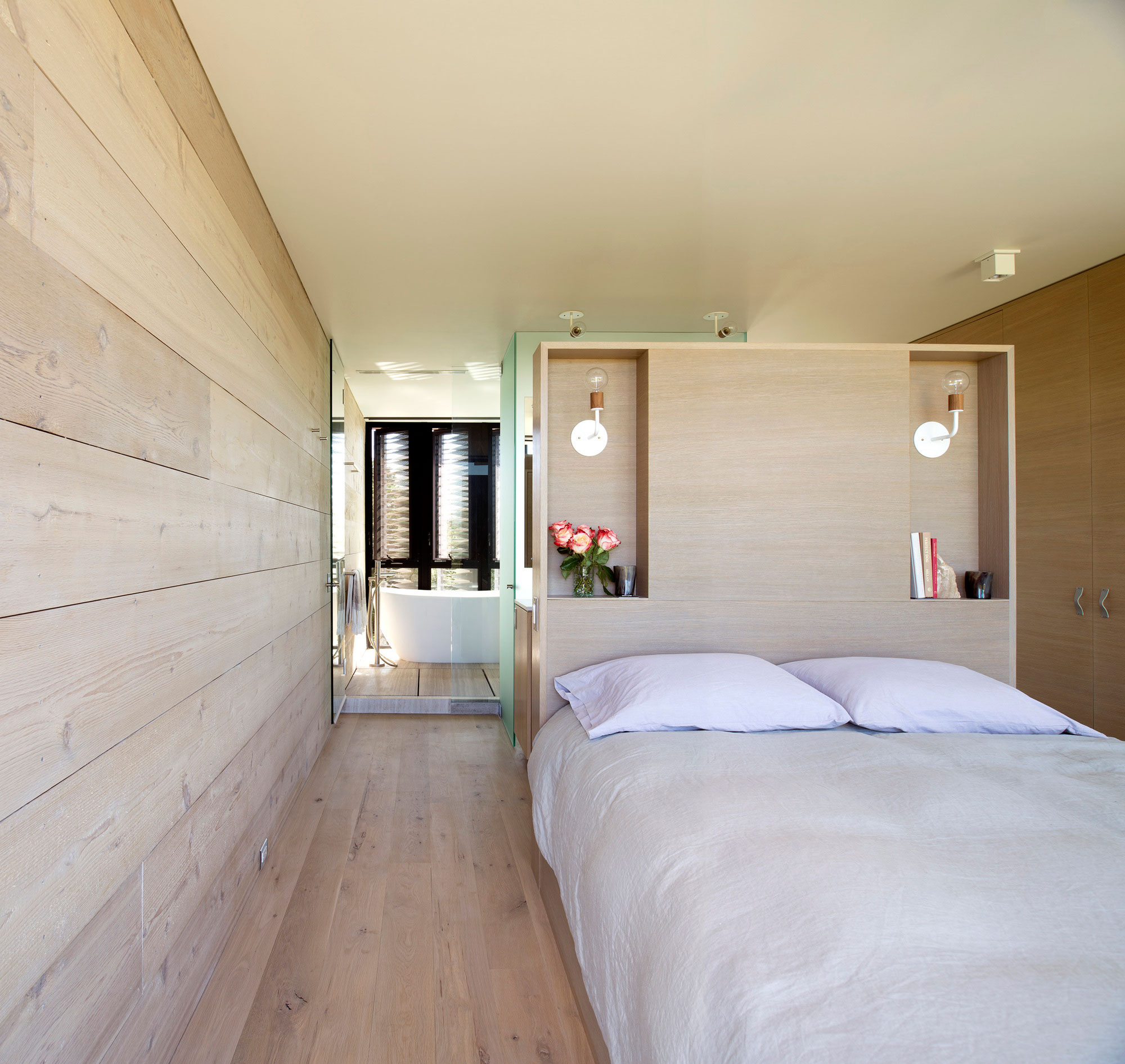 A Modern Home Surrounded by Rolling Dunes with Strips of Canvas in Amagansett by Bates Masi Architects (10)