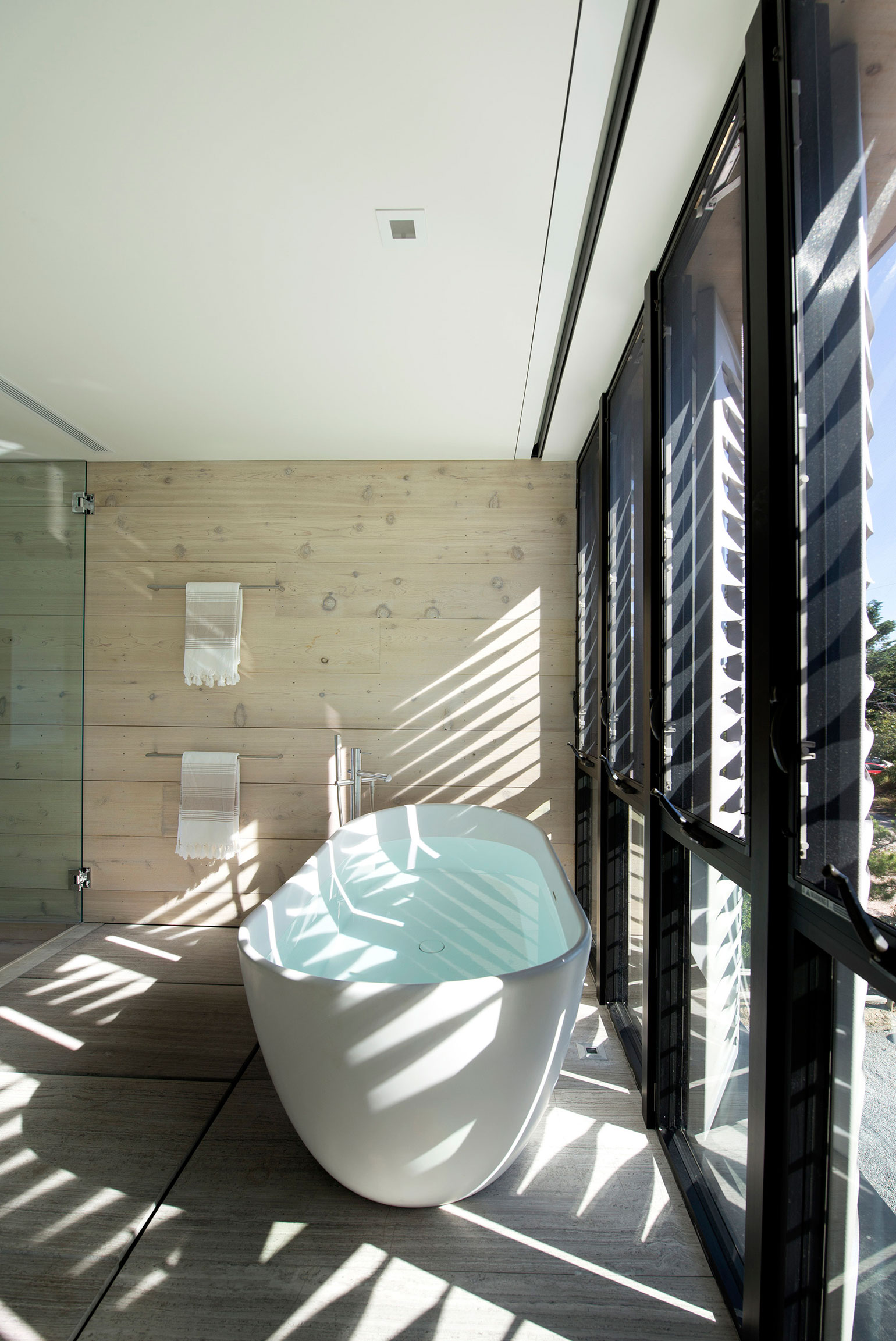 A Modern Home Surrounded by Rolling Dunes with Strips of Canvas in Amagansett by Bates Masi Architects (12)