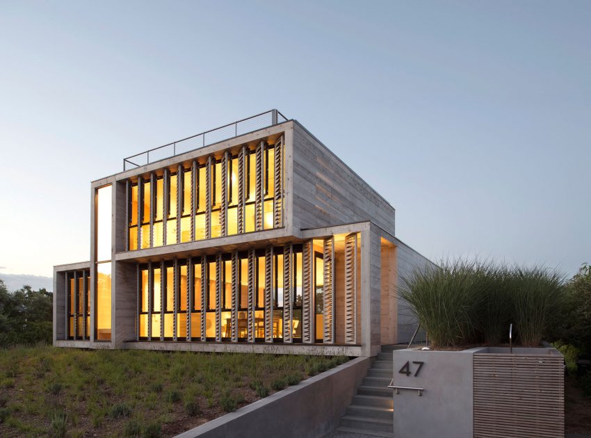 A Modern Home Surrounded by Rolling Dunes with Strips of Canvas in Amagansett by Bates Masi Architects (15)