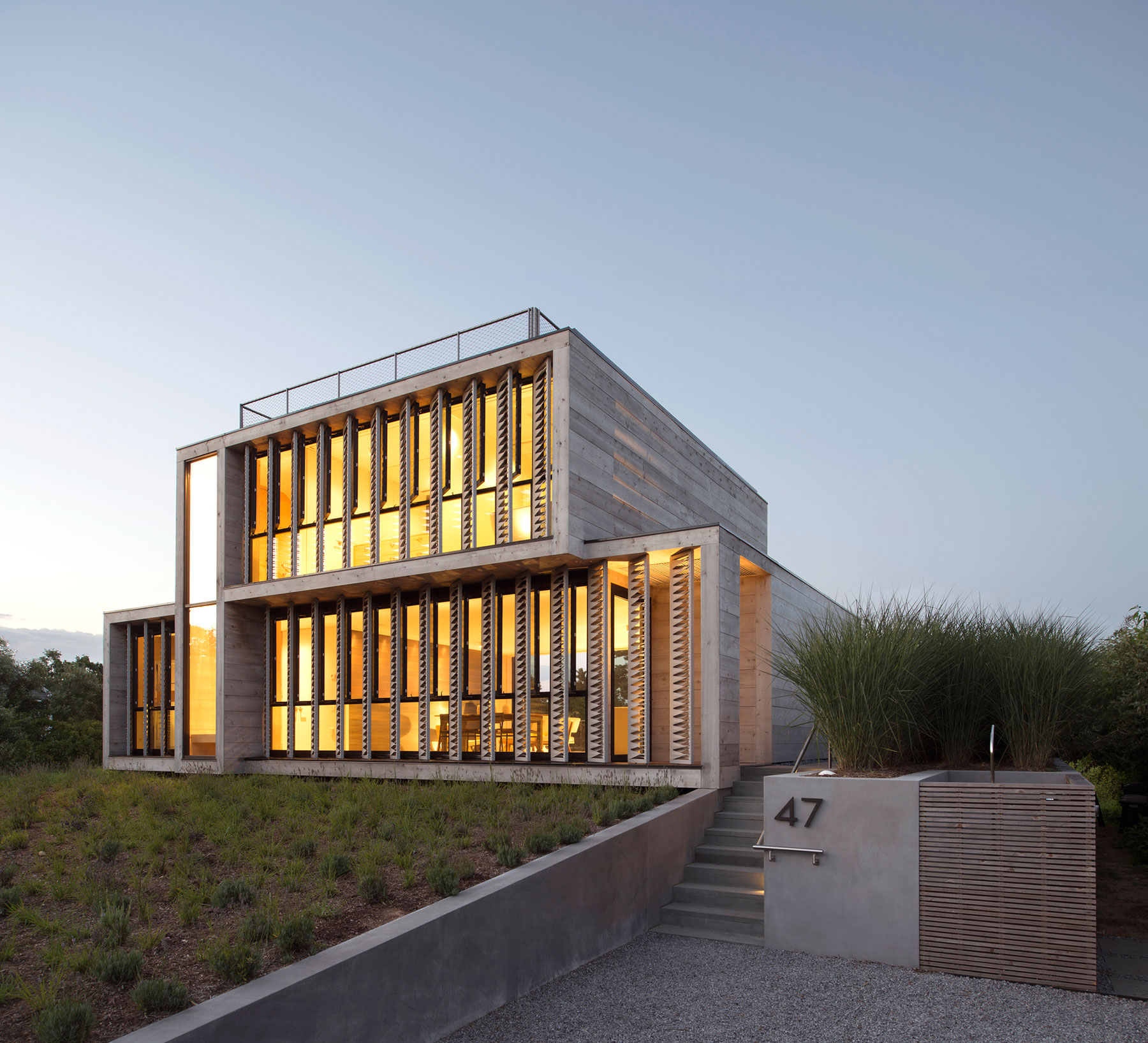 A Modern Home Surrounded by Rolling Dunes with Strips of Canvas in Amagansett by Bates Masi Architects (15)