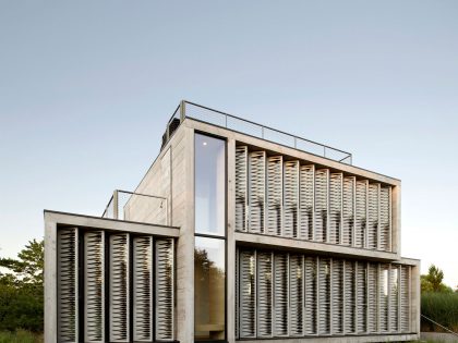 A Modern Home Surrounded by Rolling Dunes with Strips of Canvas in Amagansett by Bates Masi Architects (2)