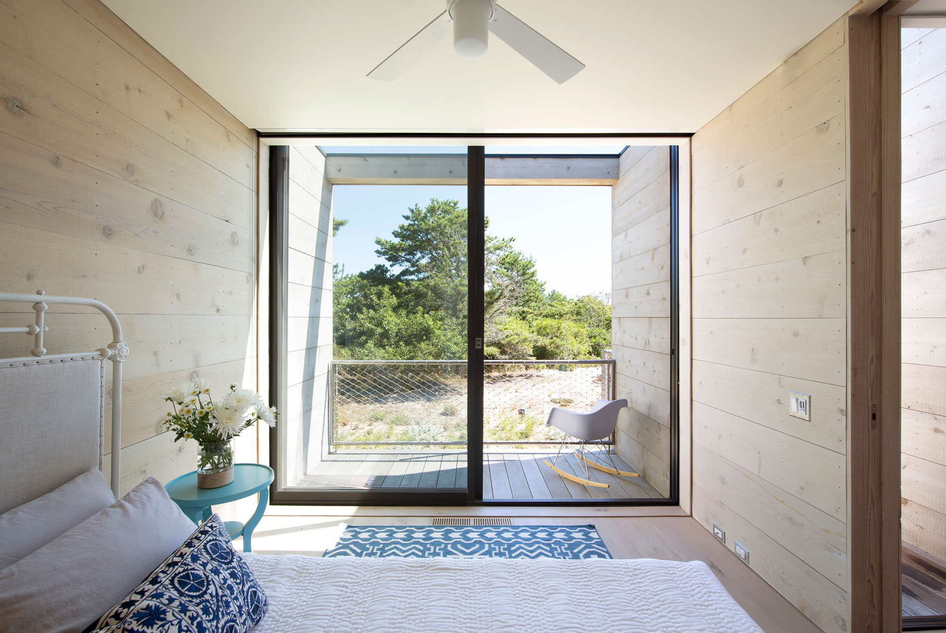 A Modern Home Surrounded by Rolling Dunes with Strips of Canvas in Amagansett by Bates Masi Architects (9)