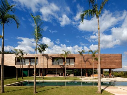 A Modern House Made Up by Particular and Cantilevered Volumes in São Paulo by Bernardes + Jacobsen Arquitetura (2)