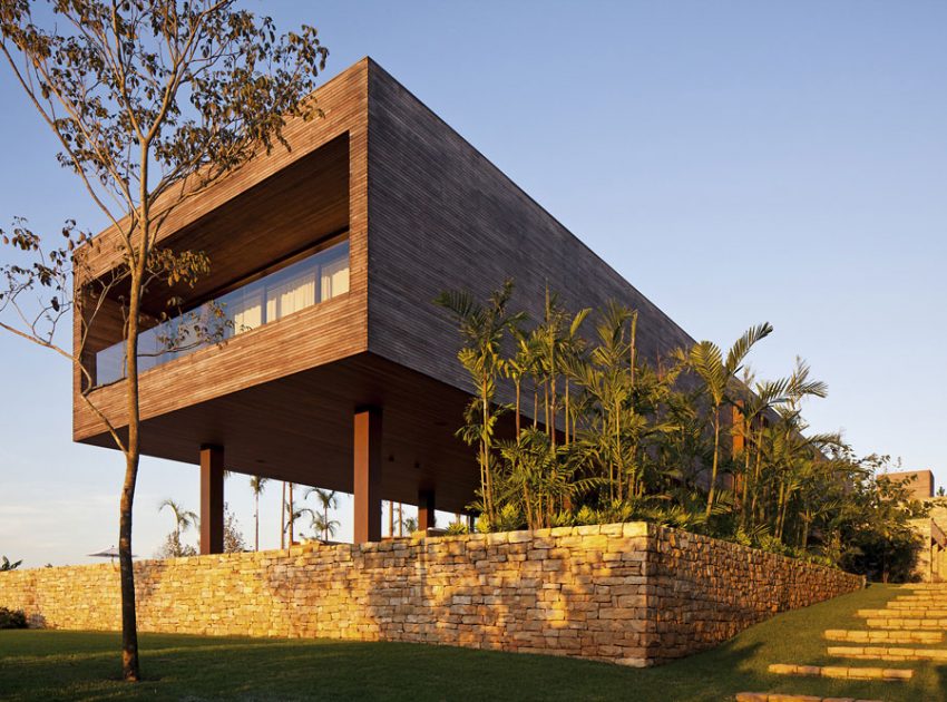 A Modern House Made Up by Particular and Cantilevered Volumes in São Paulo by Bernardes + Jacobsen Arquitetura (3)