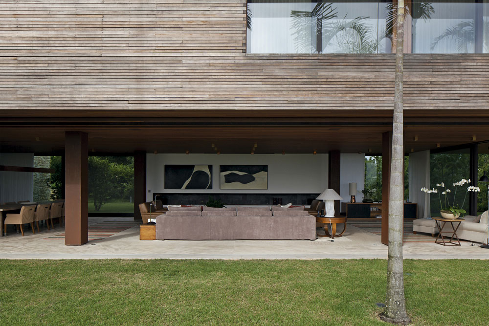 A Modern House Made Up by Particular and Cantilevered Volumes in São Paulo by Bernardes + Jacobsen Arquitetura (4)