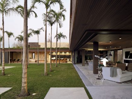 A Modern House Made Up by Particular and Cantilevered Volumes in São Paulo by Bernardes + Jacobsen Arquitetura (5)