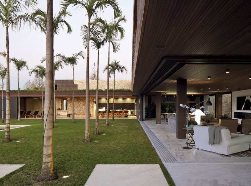 A Modern House Made Up by Particular and Cantilevered Volumes in São Paulo by Bernardes + Jacobsen Arquitetura (5)