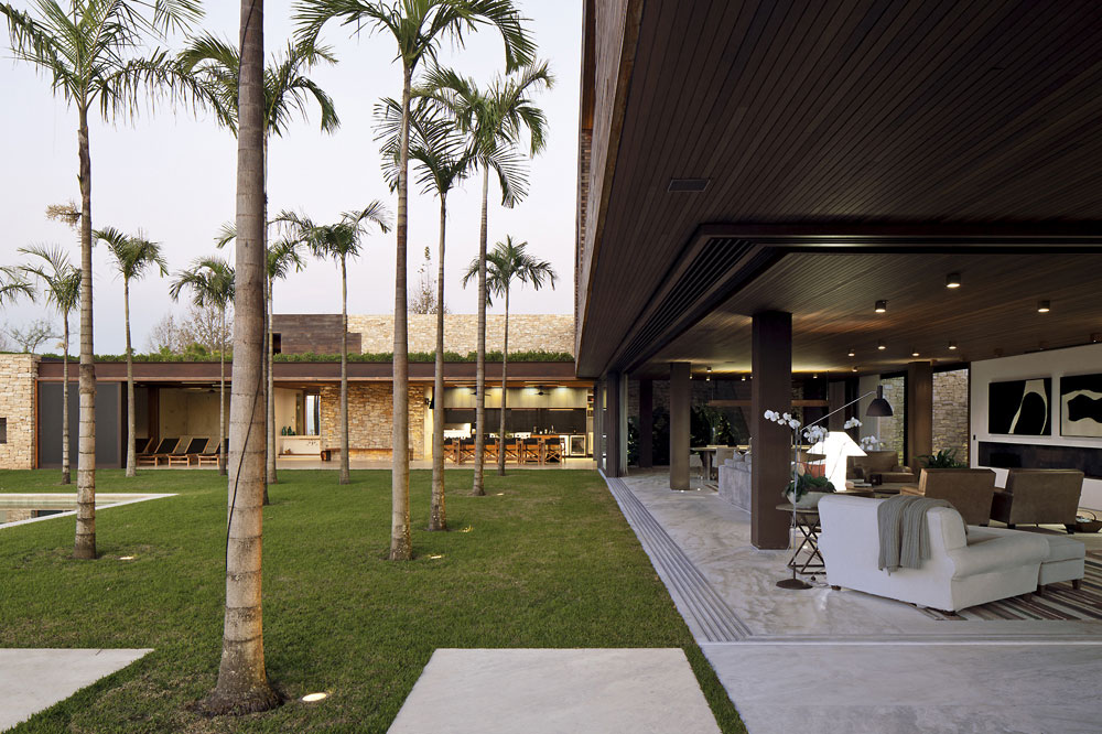A Modern House Made Up by Particular and Cantilevered Volumes in São Paulo by Bernardes + Jacobsen Arquitetura (5)